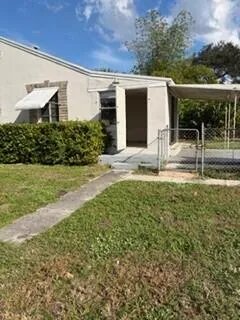 a view of a house with backyard and porch