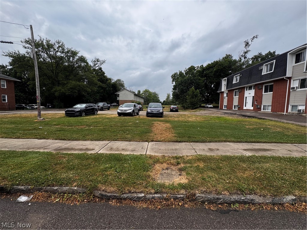 444 Sumner Street Akron, OH 44304 - Photo 5 of 9 View of grassy yard