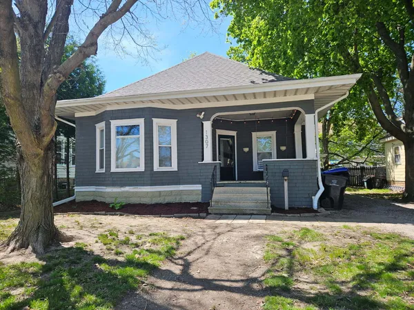 $158,000 | 1307 South Main Street, Bloomington, IL 61701