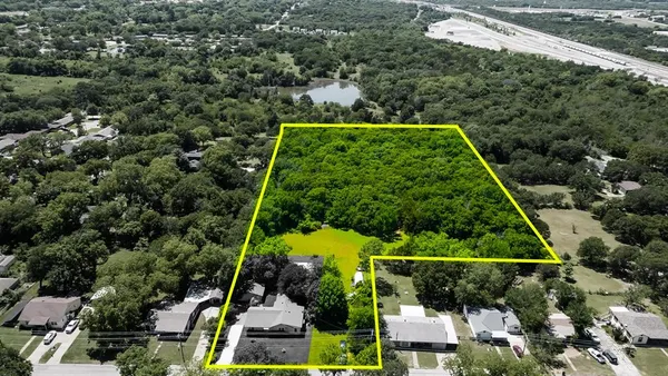 an aerial view of a yard
