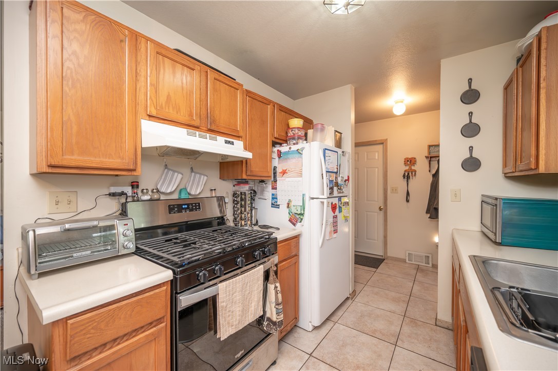 5546 Shaffer Road Northwest, Unit A & B Warren, OH 44481 - Photo 6 of 47 Kitchen featuring stainless steel appliances