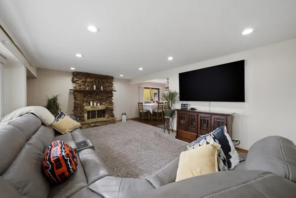 $349,999 | 8132 South 83rd Court, Justice, IL 60458