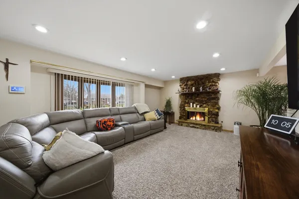 $349,999 | 8132 South 83rd Court, Justice, IL 60458