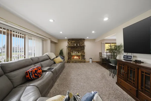 $349,999 | 8132 South 83rd Court, Justice, IL 60458