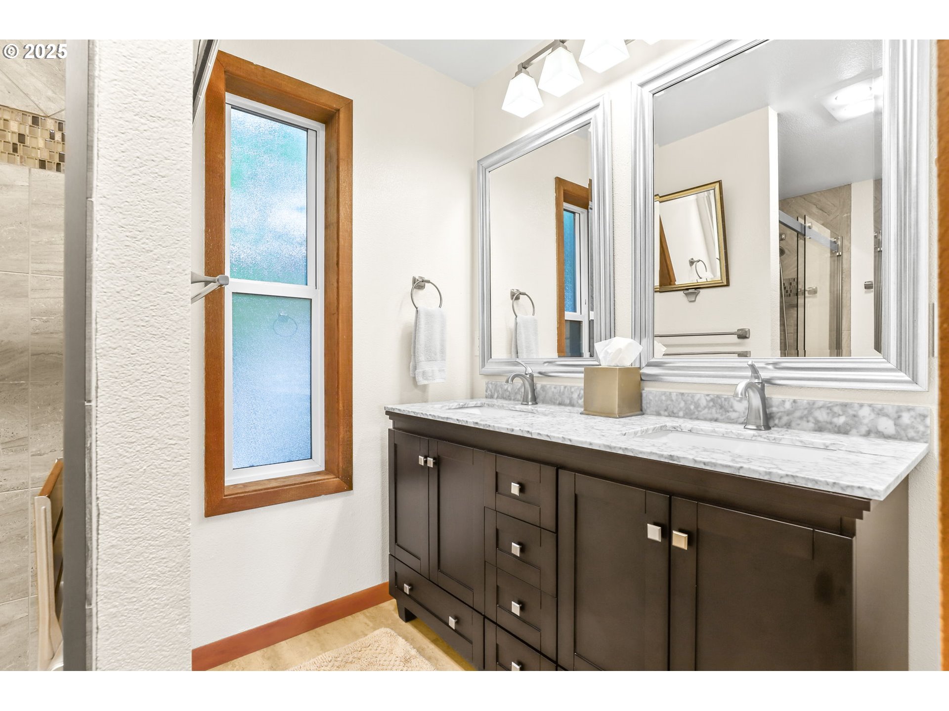 2801 Willows Road, Unit 1 Seaview, WA 98644 - Photo 20 of 37 Owner's Suite Bathroom