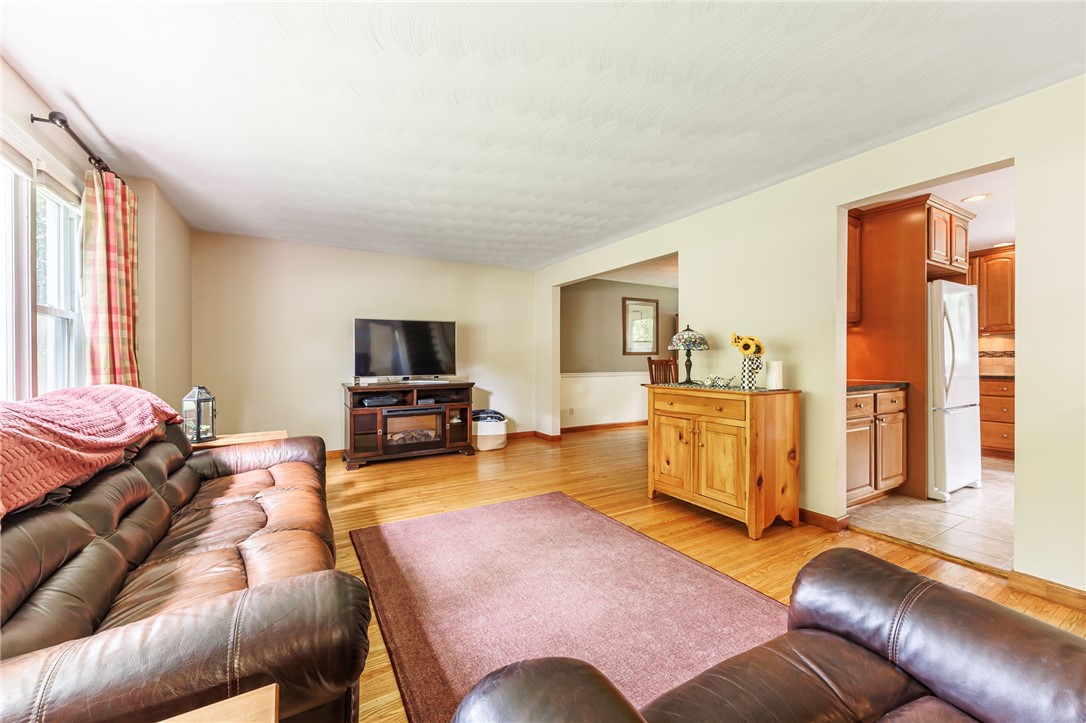 8 Meeting House Road Perinton, NY 14450 - Photo 6 of 40 Living Room