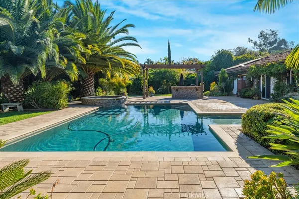 a view of a backyard