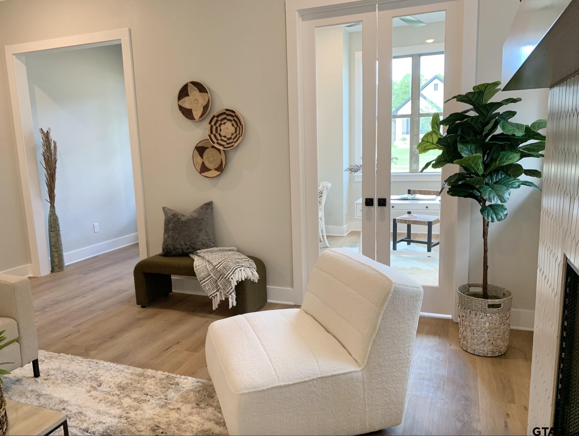 9115 Long Branch Tyler, TX 75703 - Photo 20 of 39 a living room with furniture flowerpot and wooden floor
