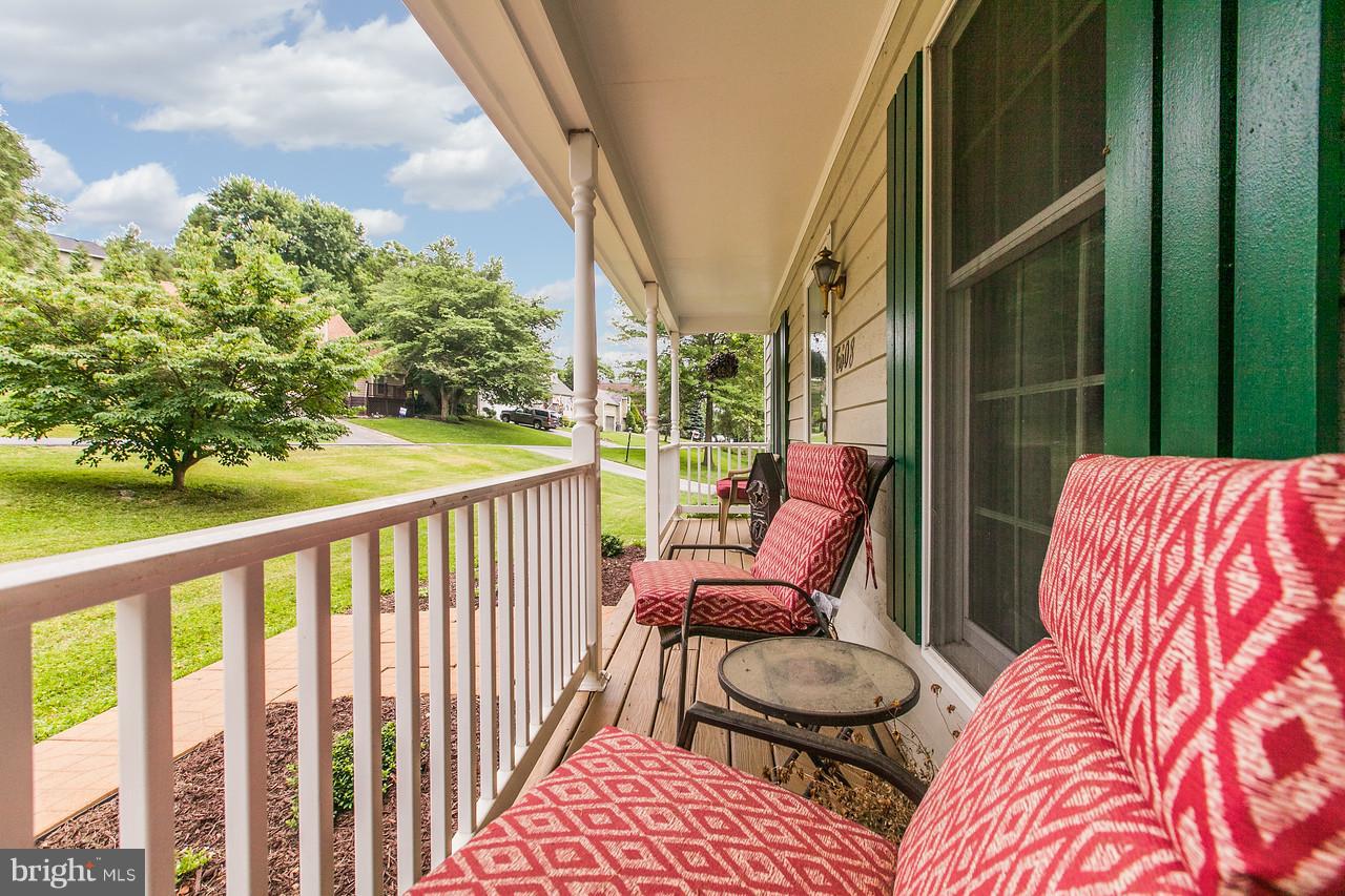 Great covered front porch!