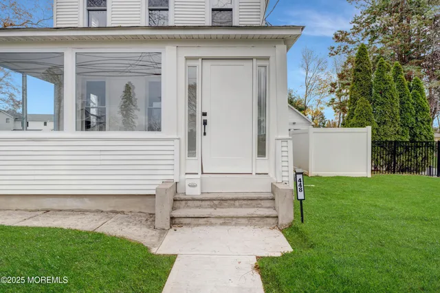 an empty room with windows and pillars in it