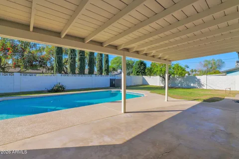 a view of a backyard