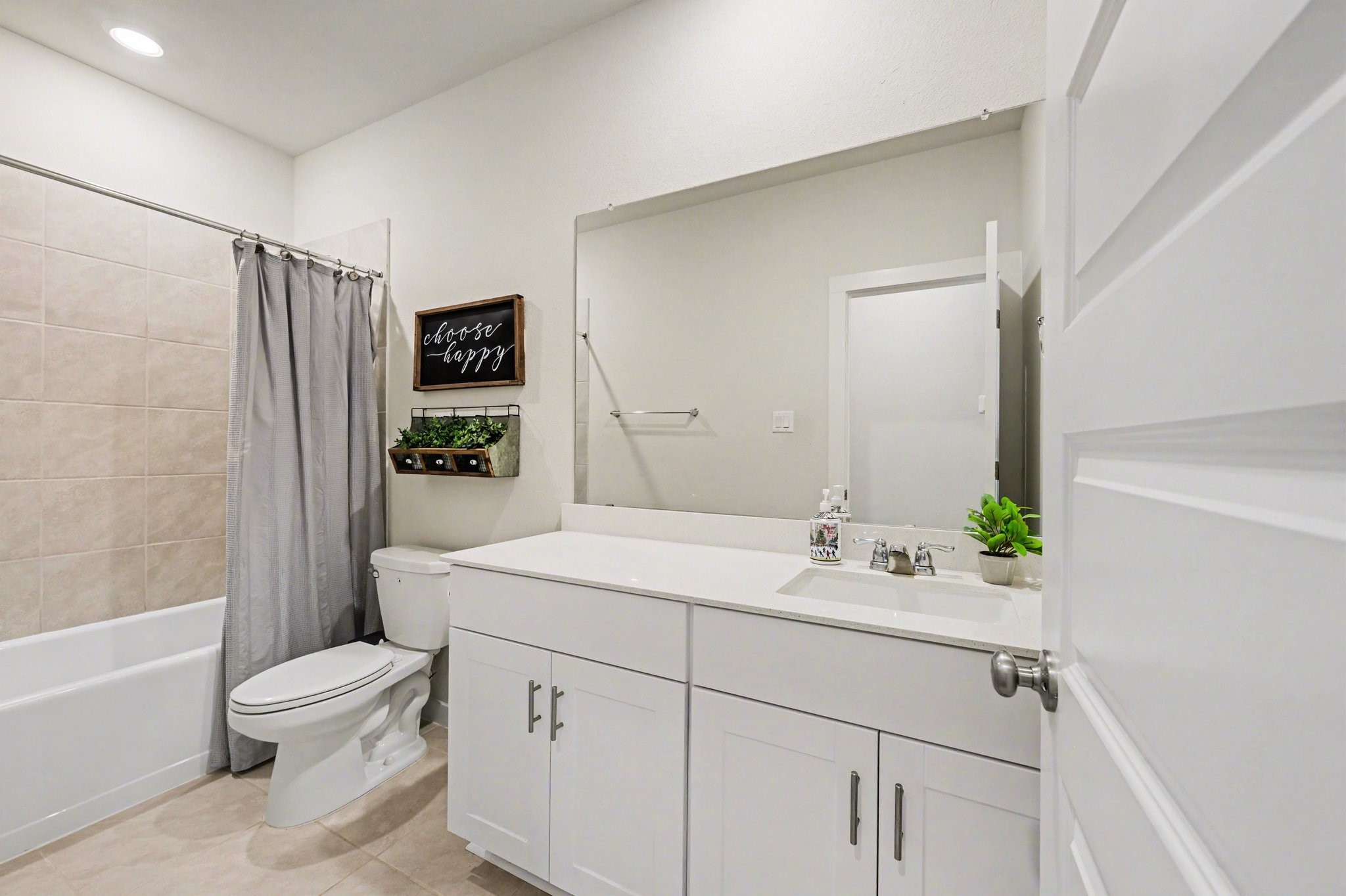 5842 Wayne Way Rosenberg, TX 77471 - Photo 11 of 17 Secondary/guest Bathroom