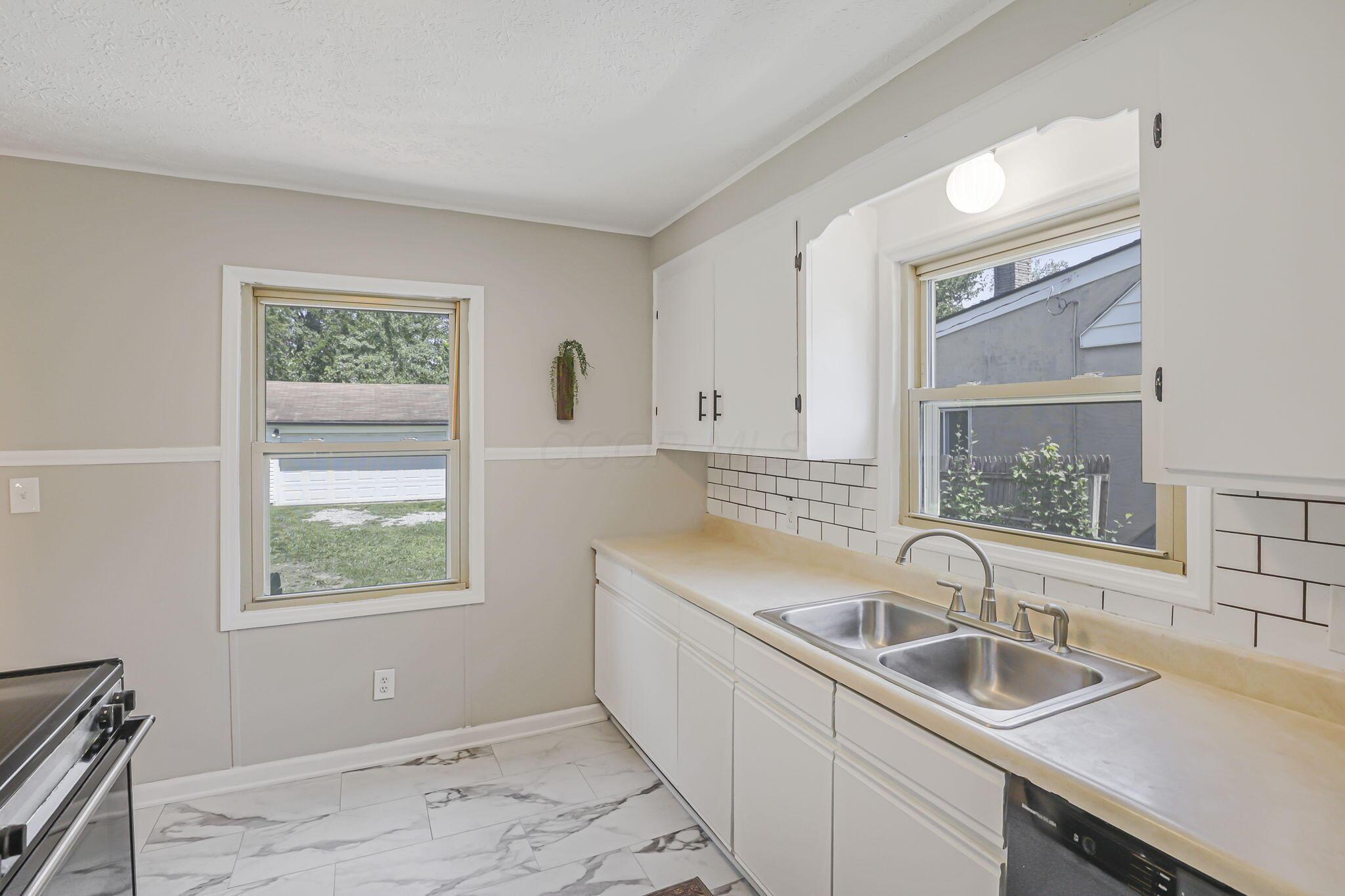 1728 East Cooke Road Columbus, OH 43224 - Photo 20 of 49 20-web-or-mls-0N4A7325