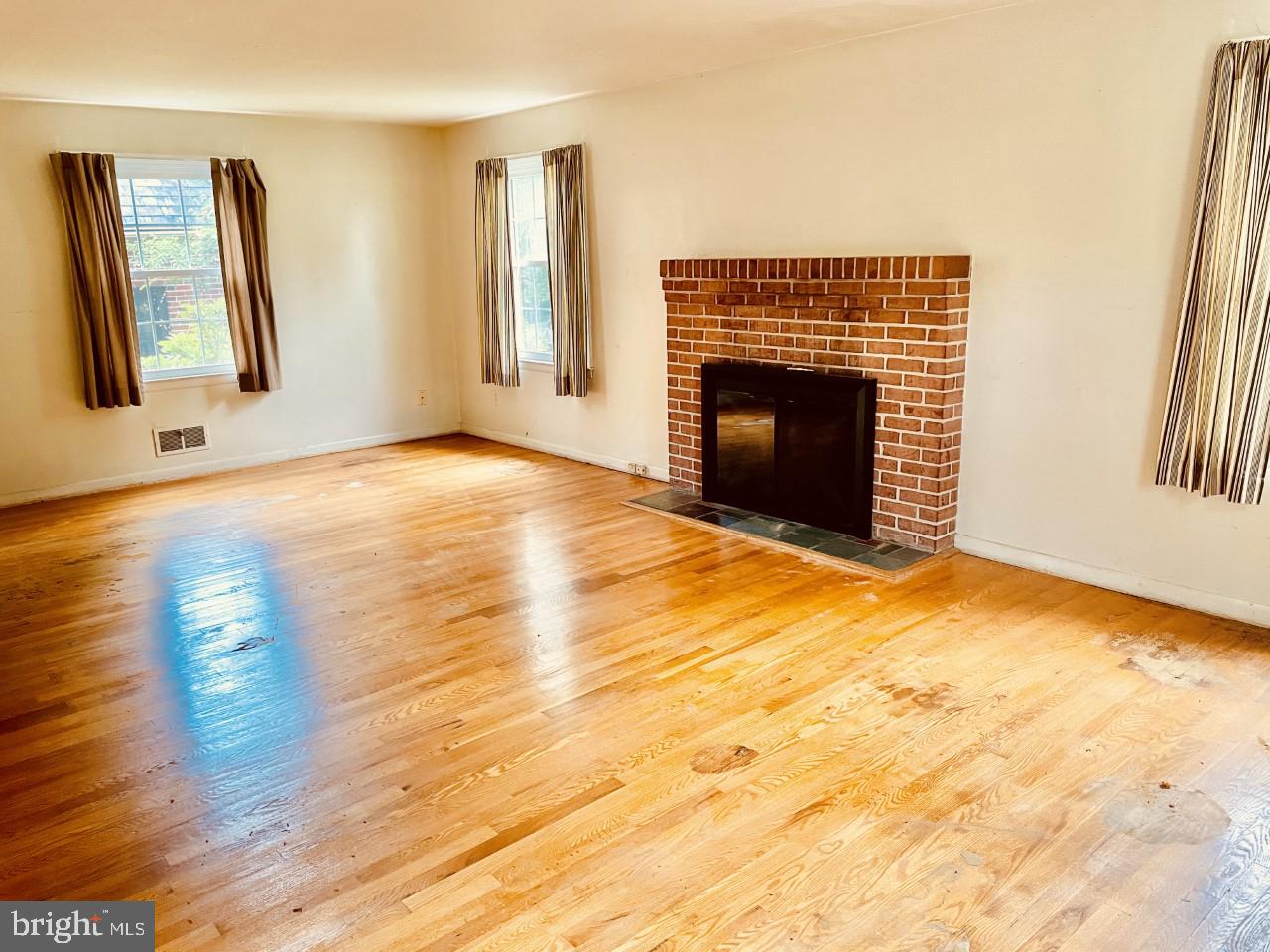 7013 Copeleigh Road Baltimore, MD 21212 - Photo 6 of 24 Living room showing the hardwood floors
