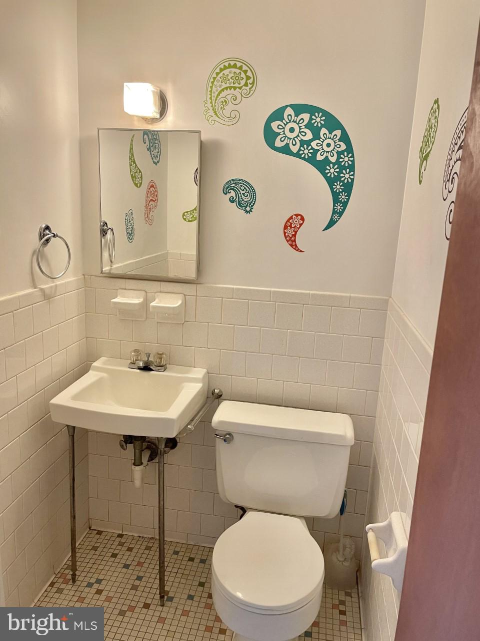 7013 Copeleigh Road Baltimore, MD 21212 - Photo 10 of 24 Powder room on first floor.