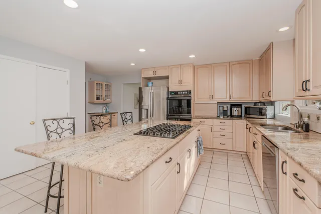 $728,900 | 5780 Swan Lake Court, West Bloomfield, MI 48322