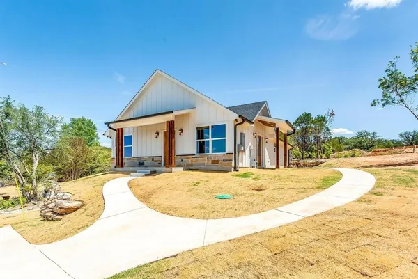 $1,900 | 1031 Corral Drive, Unit 1, Granbury, TX 76048