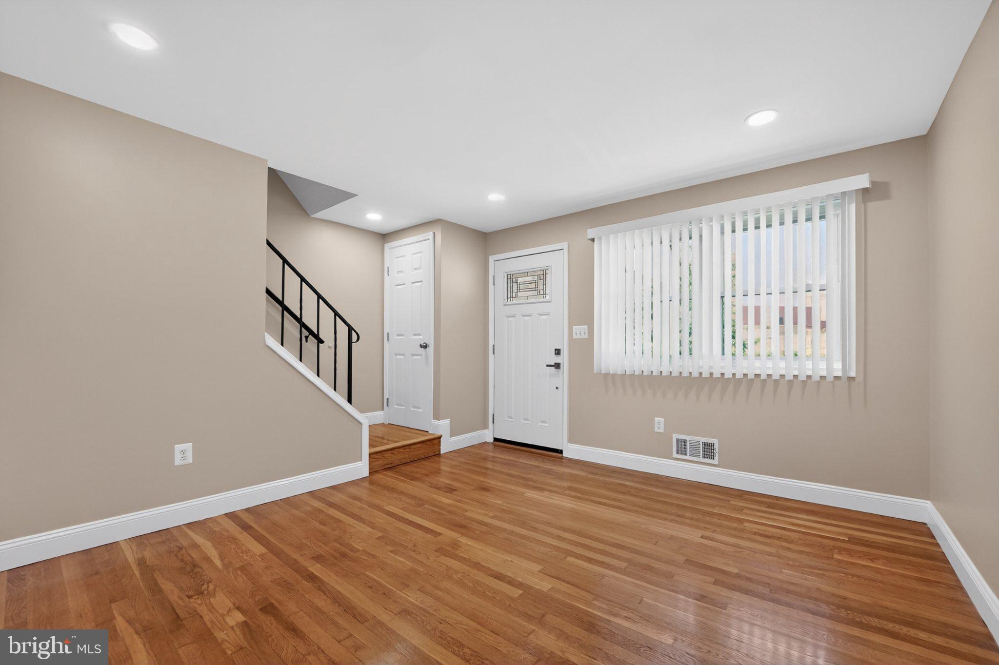 643 South Wickham Road Baltimore, MD 21229 - Photo 5 of 32 Inviting entryway with warm tones.