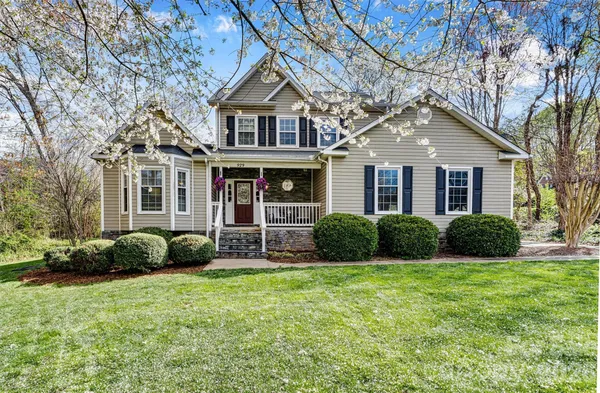 $379,900 | 929 43rd Ave Court Northeast, Hickory, NC 28601