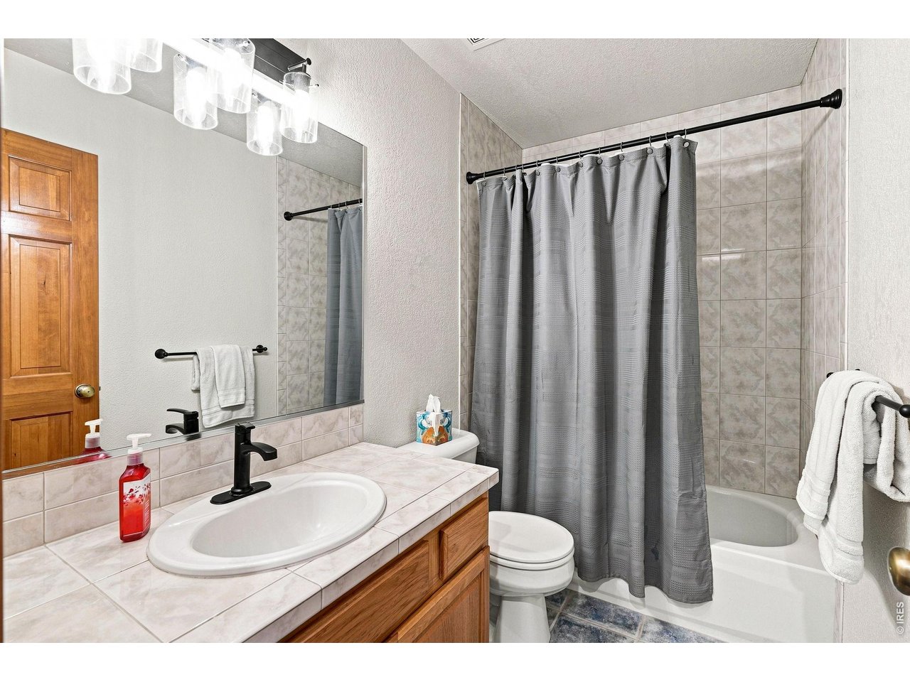 3612 Ridge Road Nederland, CO 80466 - Photo 32 of 50 Upper Level Shared Full Bathroom