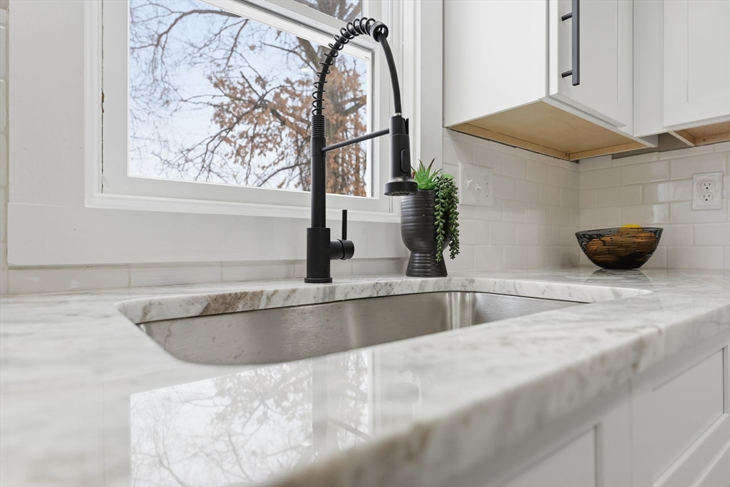 29 Lower Lowell Avenue West Springfield, MA 01089 - Photo 11 of 33