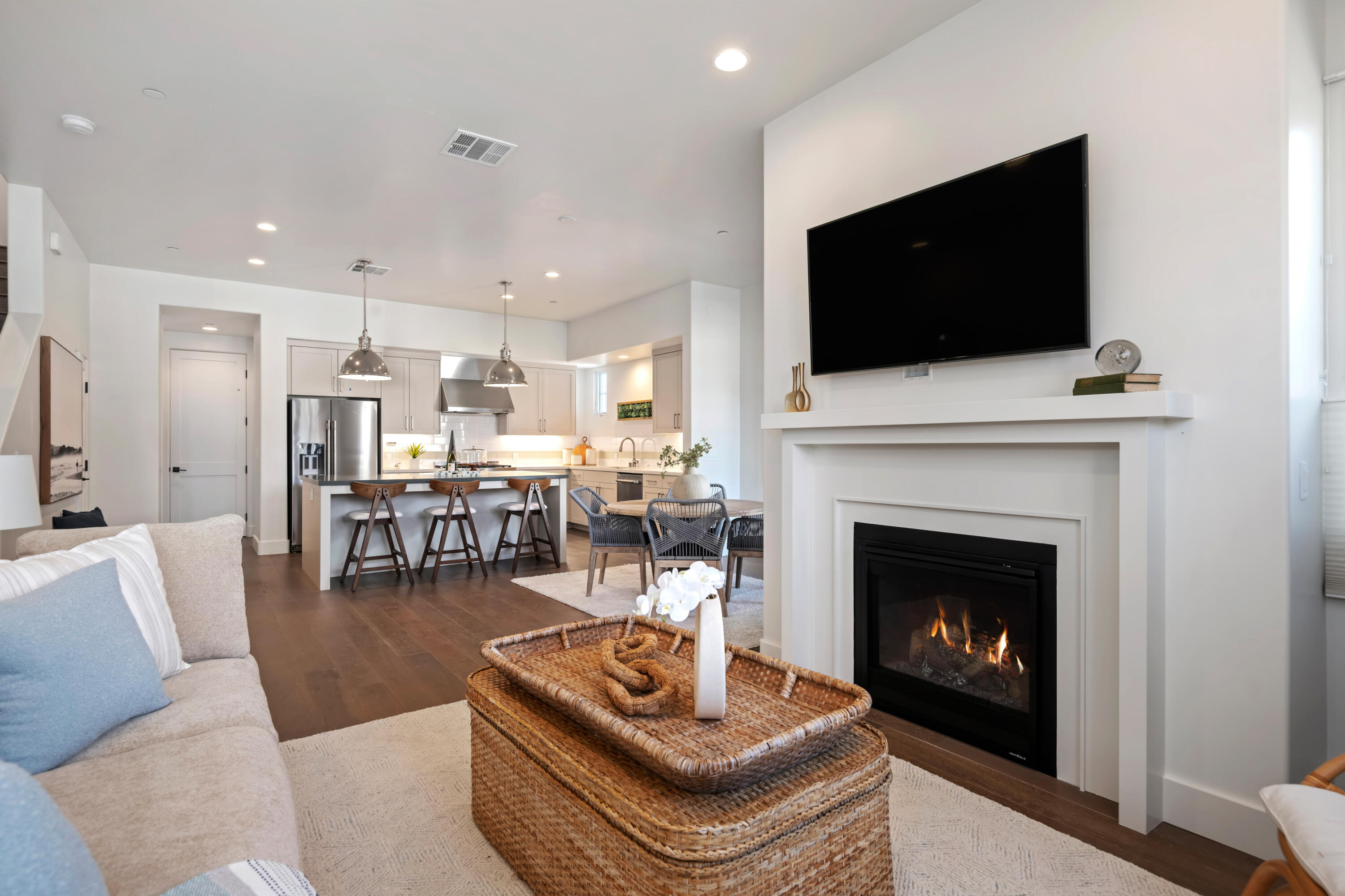 3728 State Street, Unit 135 Santa Barbara, CA 93105 - Photo 4 of 30 Living room (2)