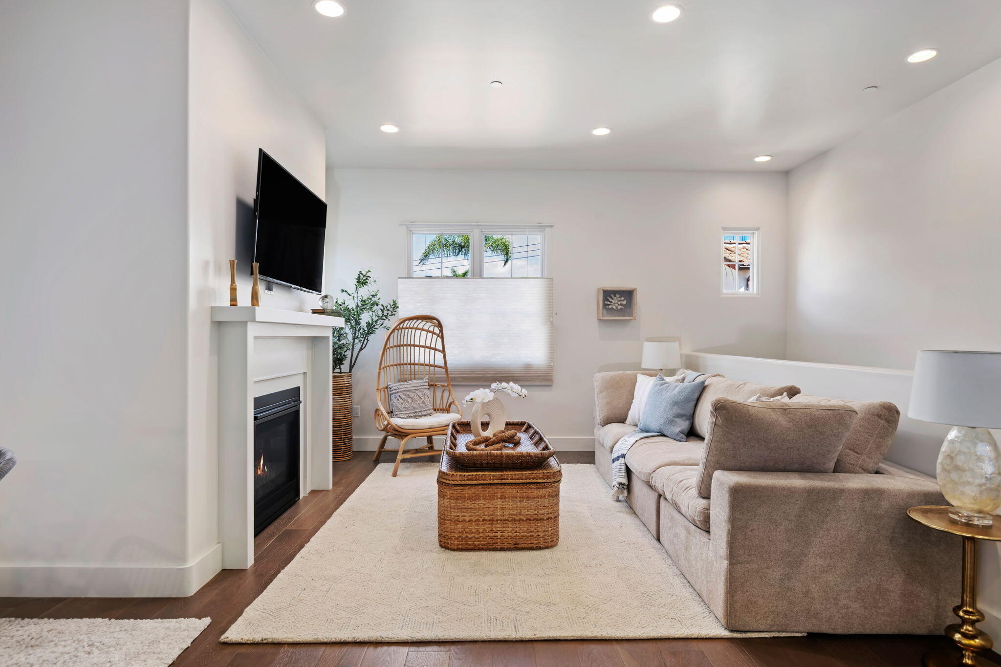 3728 State Street, Unit 135 Santa Barbara, CA 93105 - Photo 5 of 30 Living room (3)