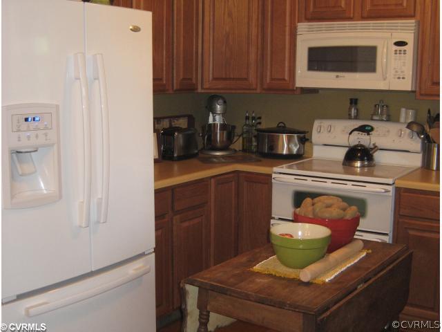 9727 Esmont Road Henrico, VA 23228 - Photo 9 of 12 Kitchen - Matching, Deluxe Refrig conveys.