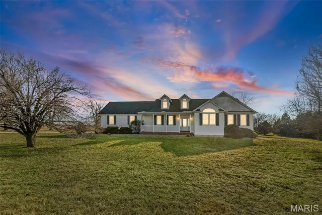 $450,000 | 404 Bluebird Lane, Jerseyville, IL 62052