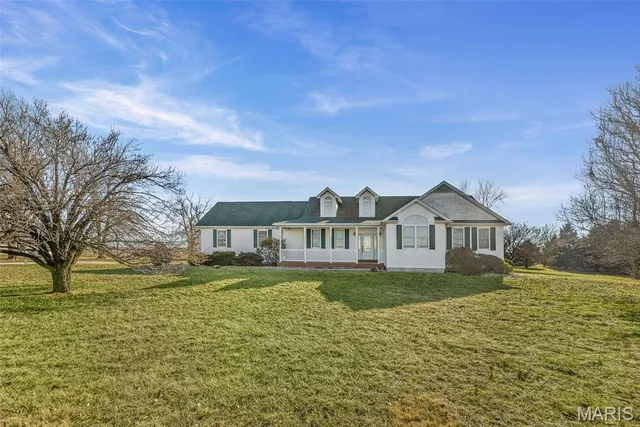 $450,000 | 404 Bluebird Lane, Jerseyville, IL 62052