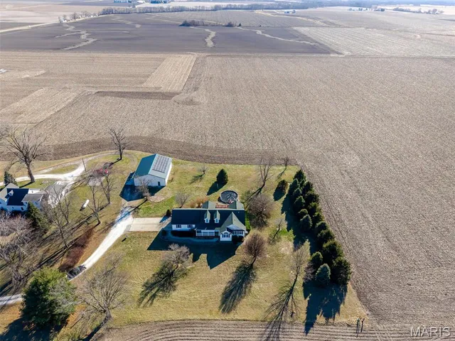 $450,000 | 404 Bluebird Lane, Jerseyville, IL 62052