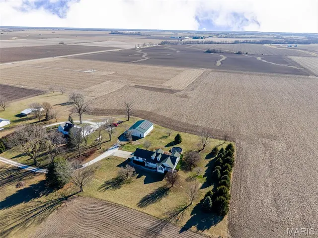 $450,000 | 404 Bluebird Lane, Jerseyville, IL 62052