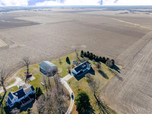 $450,000 | 404 Bluebird Lane, Jerseyville, IL 62052