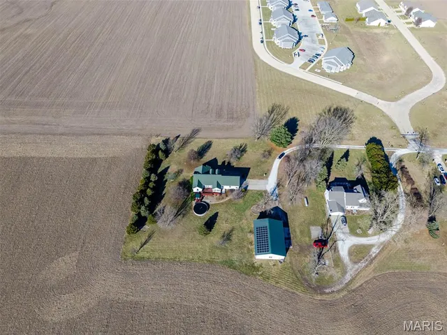 $450,000 | 404 Bluebird Lane, Jerseyville, IL 62052