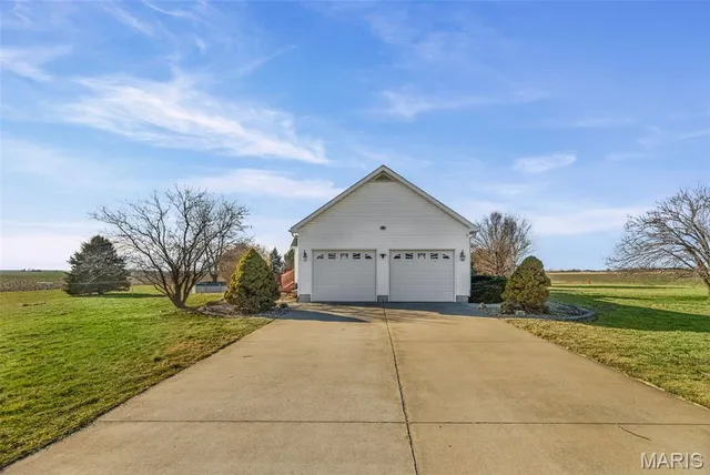 $450,000 | 404 Bluebird Lane, Jerseyville, IL 62052