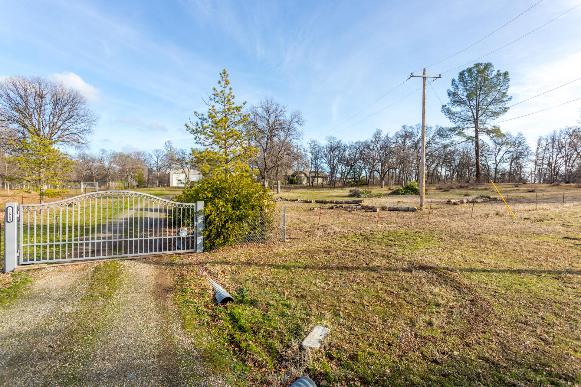 11645 Palo Duro Road Redding, CA 96003 - Photo 33 of 35 front gate