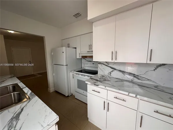 $2,950 | 150 Northeast 170th Street, Unit 150, North Miami Beach, FL 33162