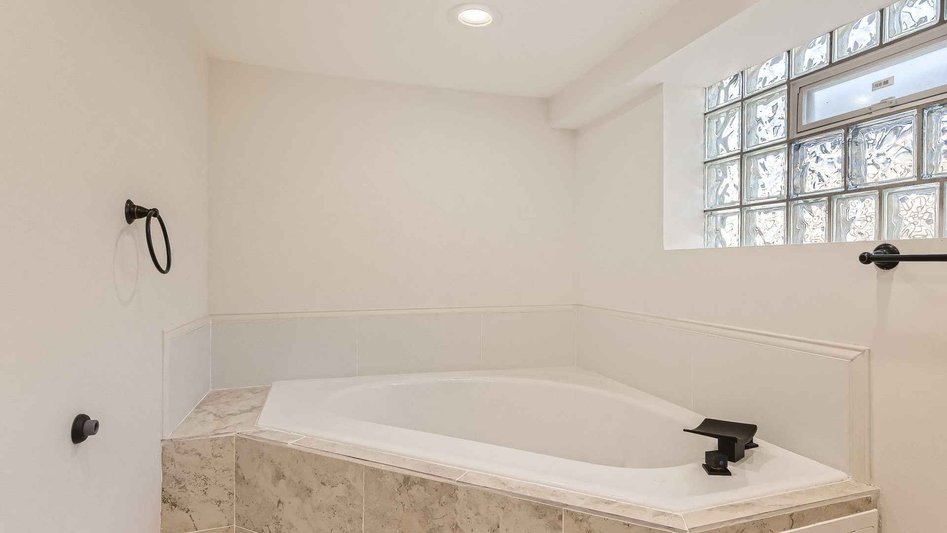 506 Pulaski Road Calumet City, IL 60409 - Photo 21 of 30 a bathroom with a bathtub