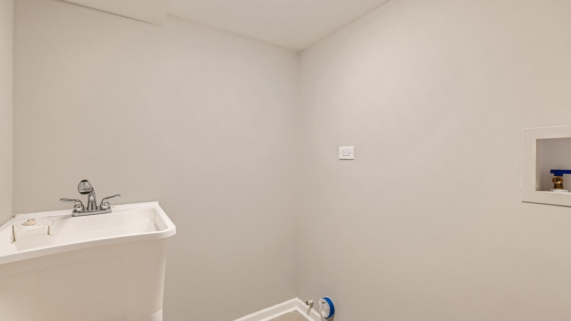 506 Pulaski Road Calumet City, IL 60409 - Photo 22 of 30 a bathroom with a sink and a mirror