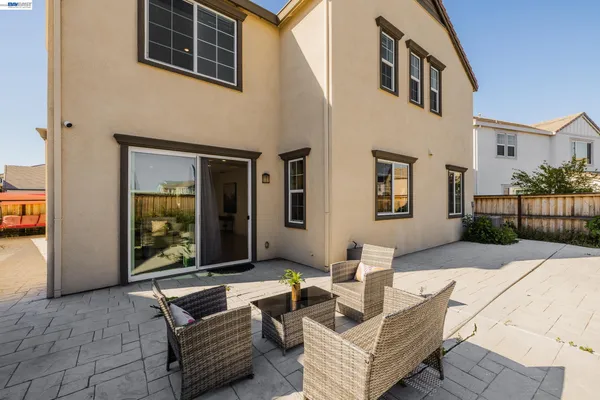 a view of a house with backyard and furniture