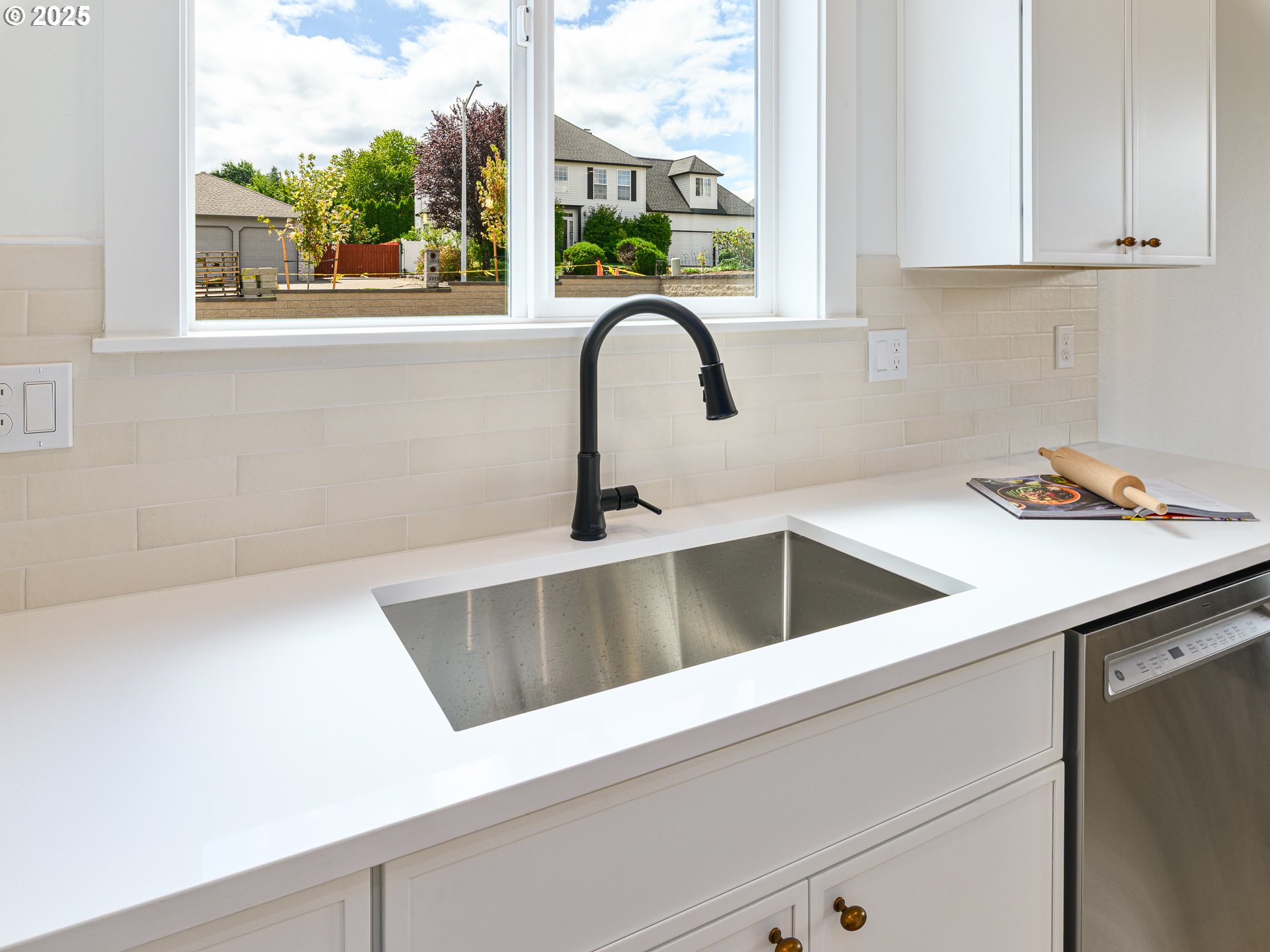 2271 Southwest Phyllis Place Gresham, OR 97080 - Photo 12 of 41