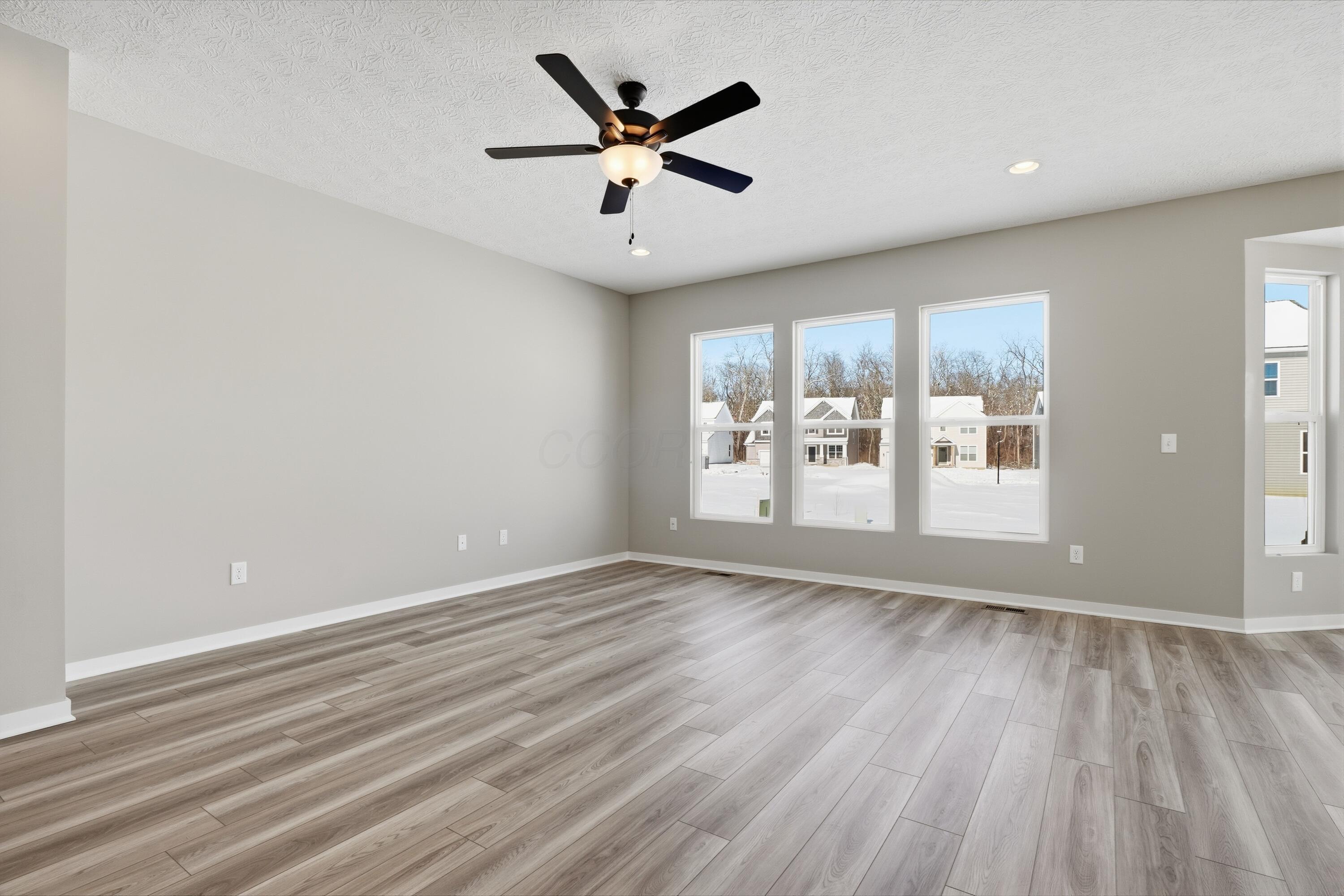 282 Olympic Loop Commercial Point, OH 43116 - Photo 16 of 41 Living Room