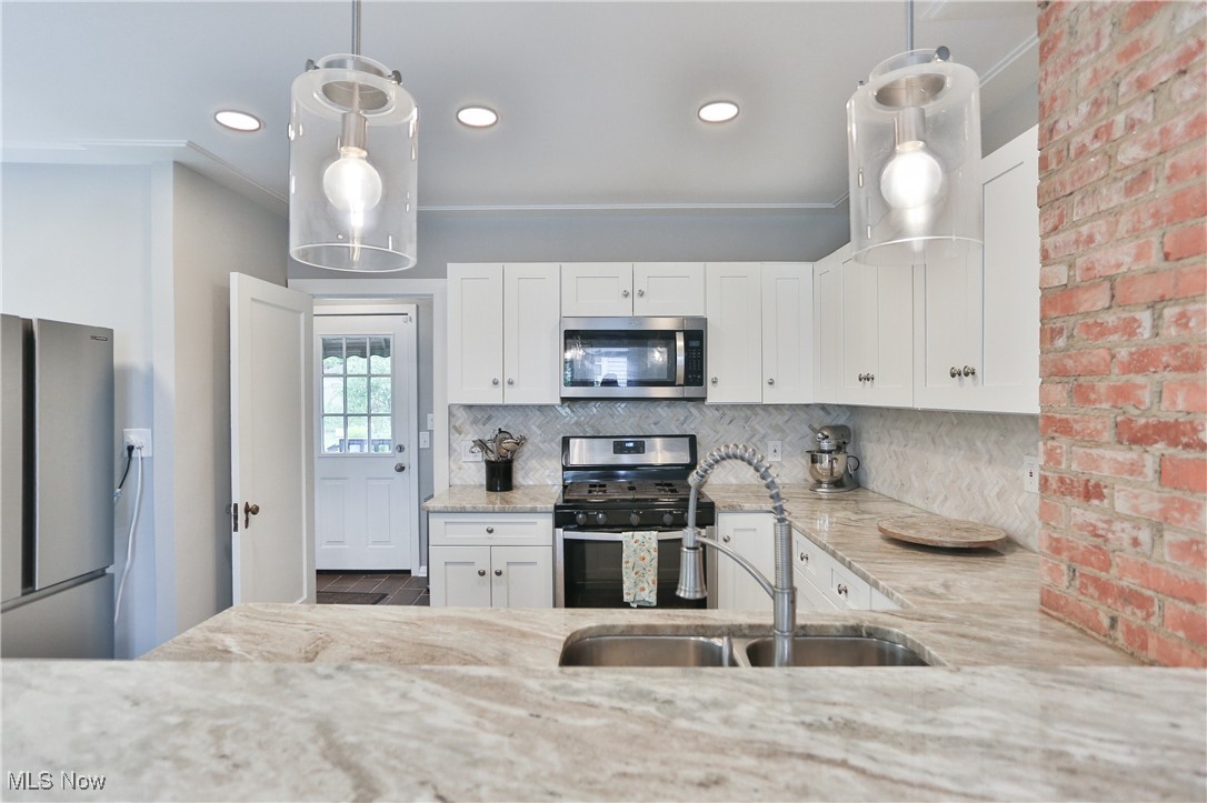 2431 Queenston Road Cleveland, OH 44118 - Photo 10 of 31