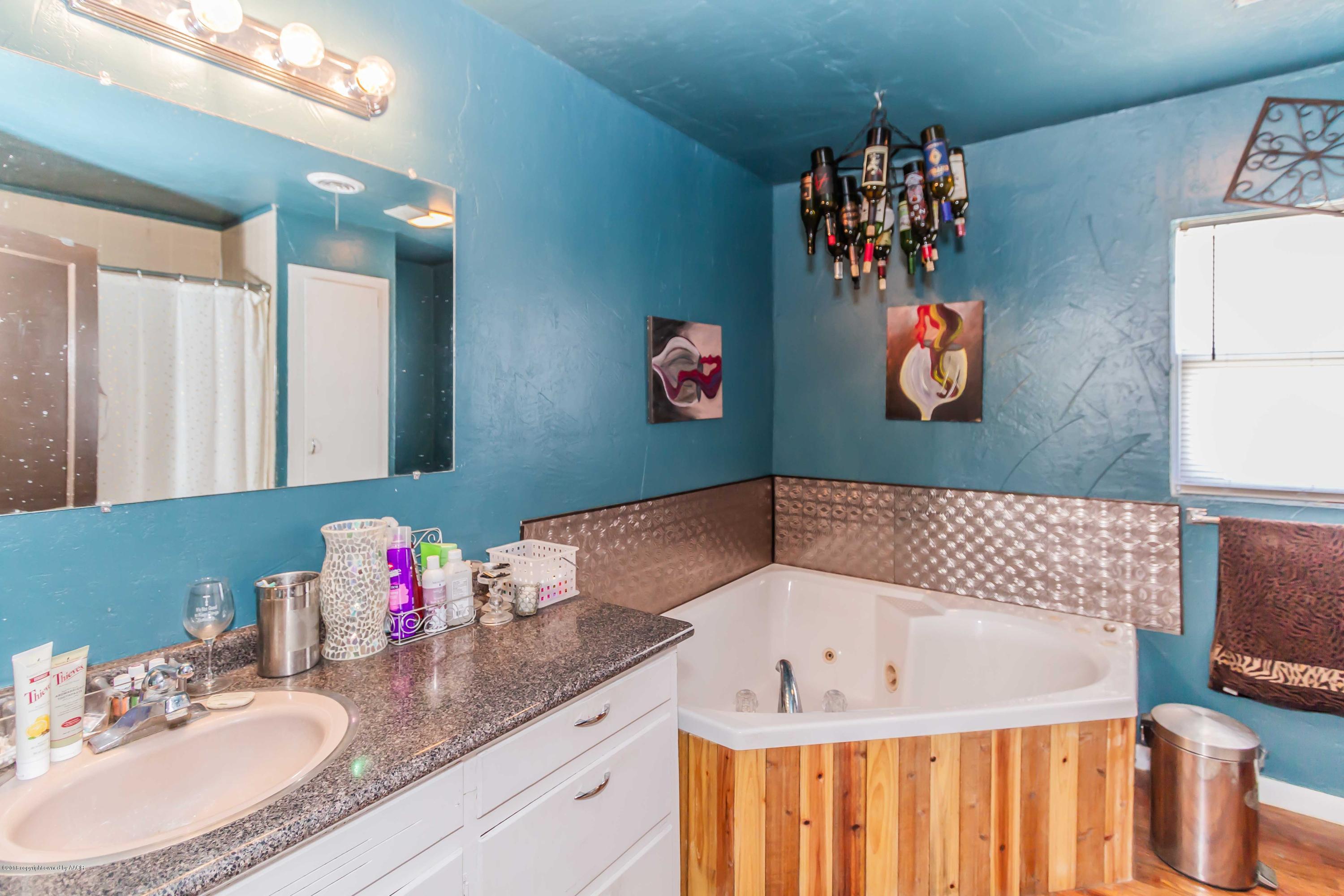 33300 Running Water Road Happy, TX 79042 - Photo 19 of 40 MASTER BATH VIEW 1