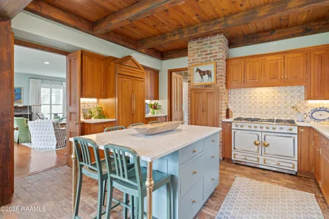 $695,000 | 1005 Loreauville Road, New Iberia, LA 70563