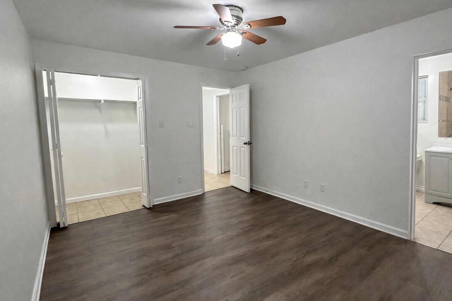 6619 Carver Road, Unit B Houston, TX 77091 - Photo 8 of 12 an empty room with wooden floor closet and windows