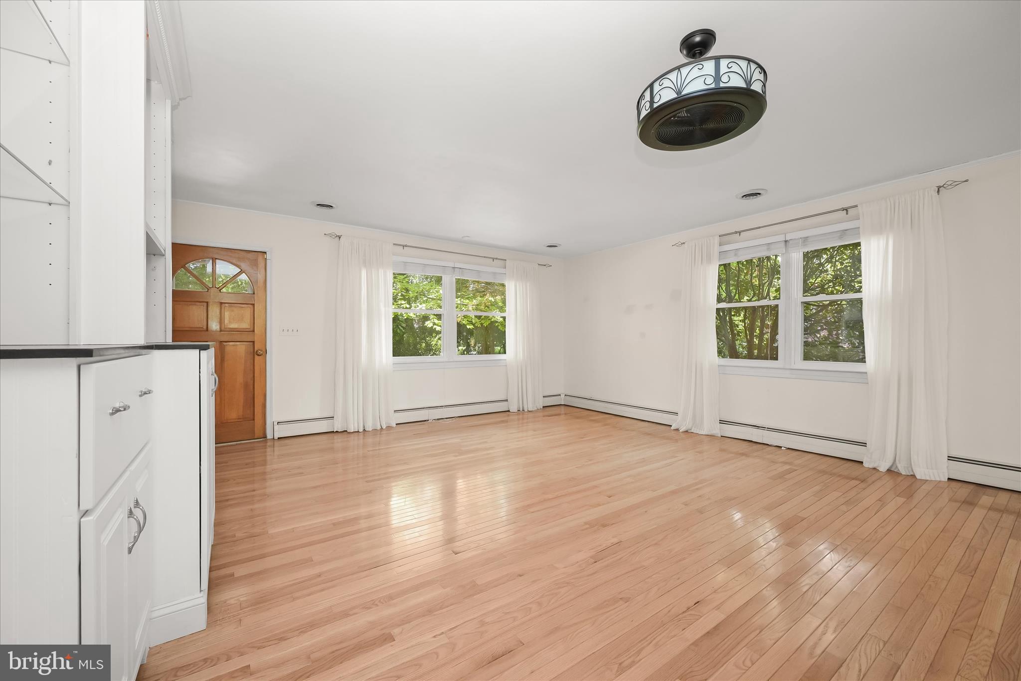 1915 Cherry Road Annapolis, MD 21409 - Photo 9 of 36 Living Room