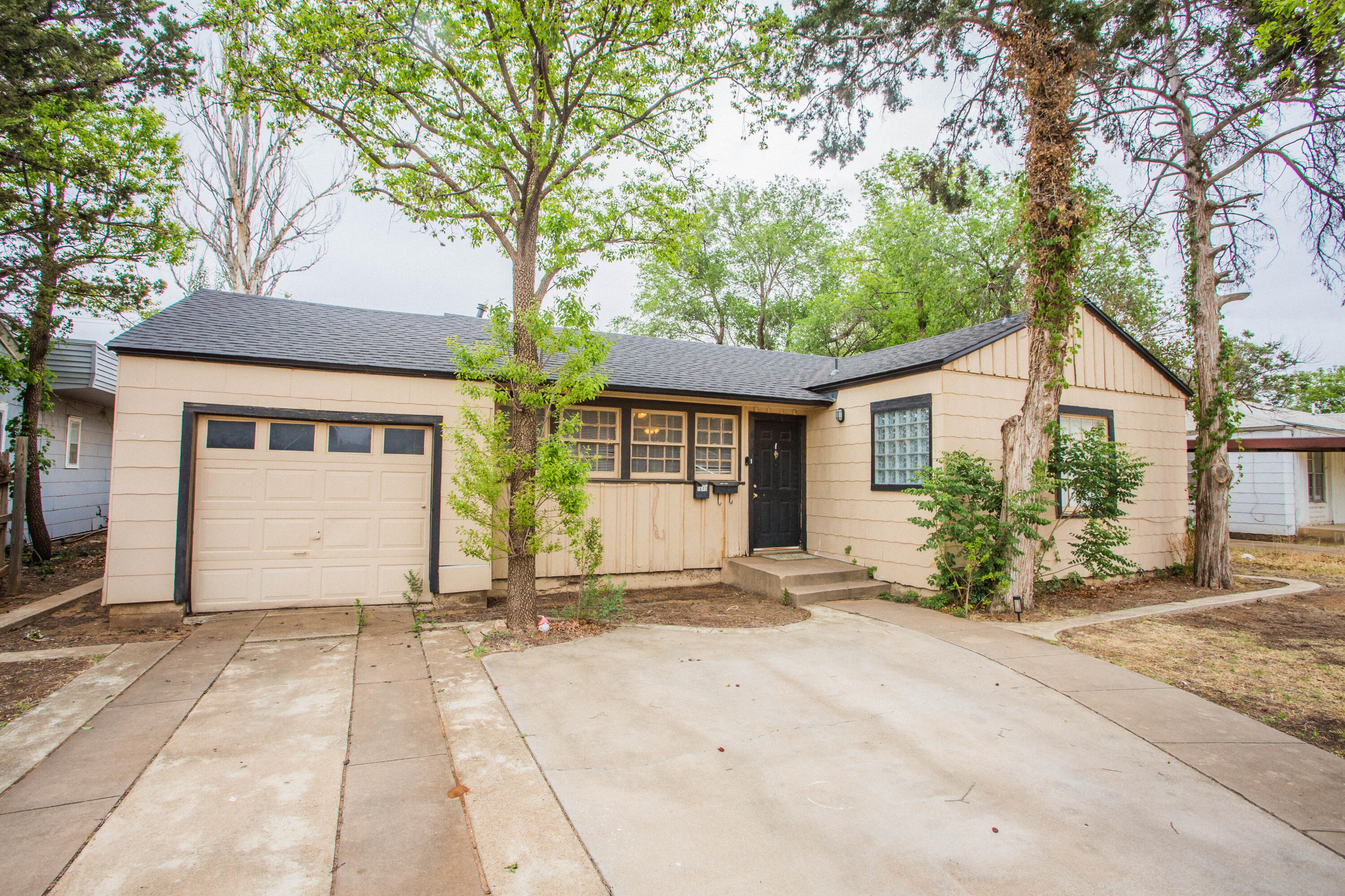 2408 32nd Street Lubbock, TX 79411 - Photo 2 of 31 5V2A8009
