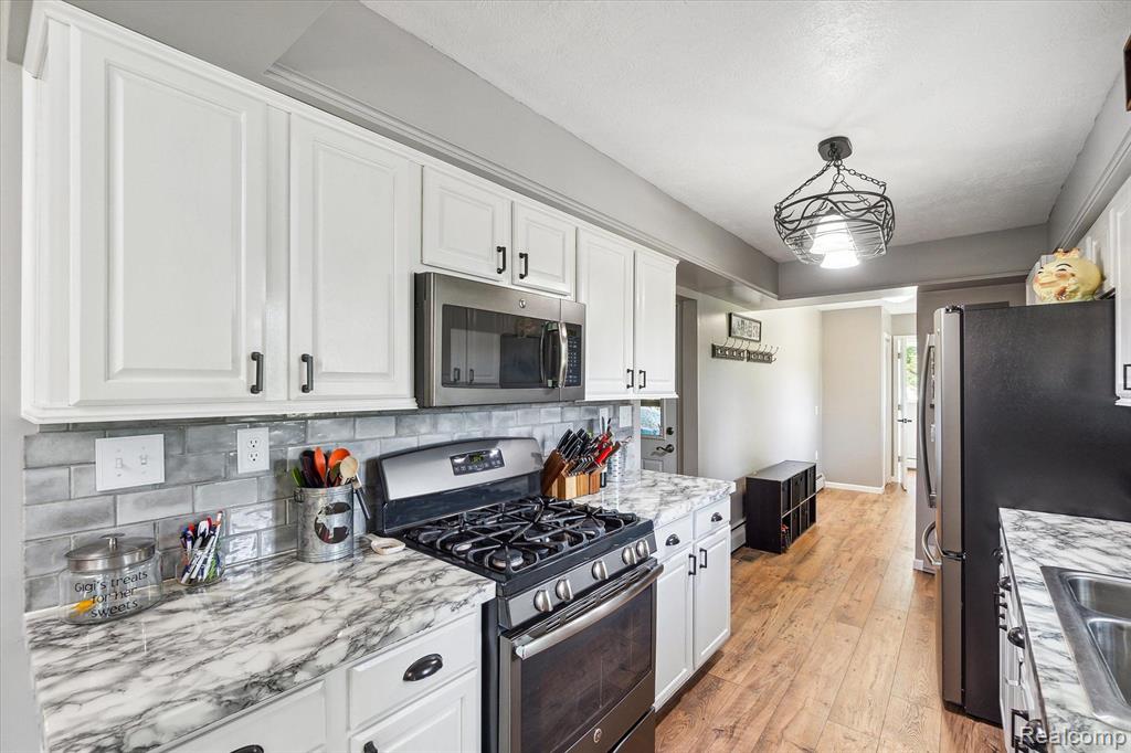 8265 Hogan Road Fenton, MI 48430 - Photo 12 of 46