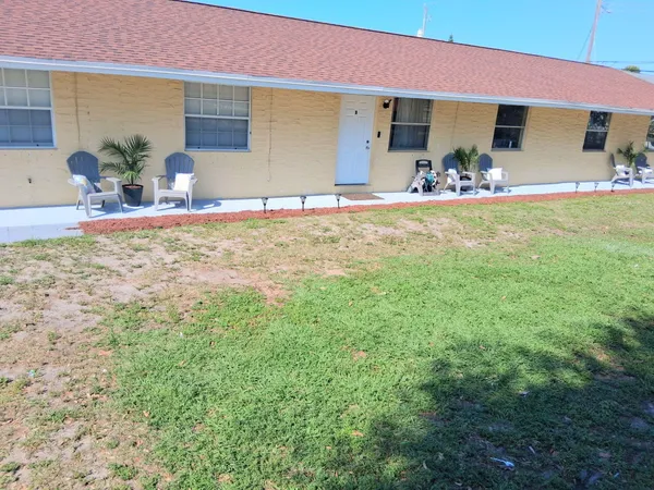 a view of a house with backyard